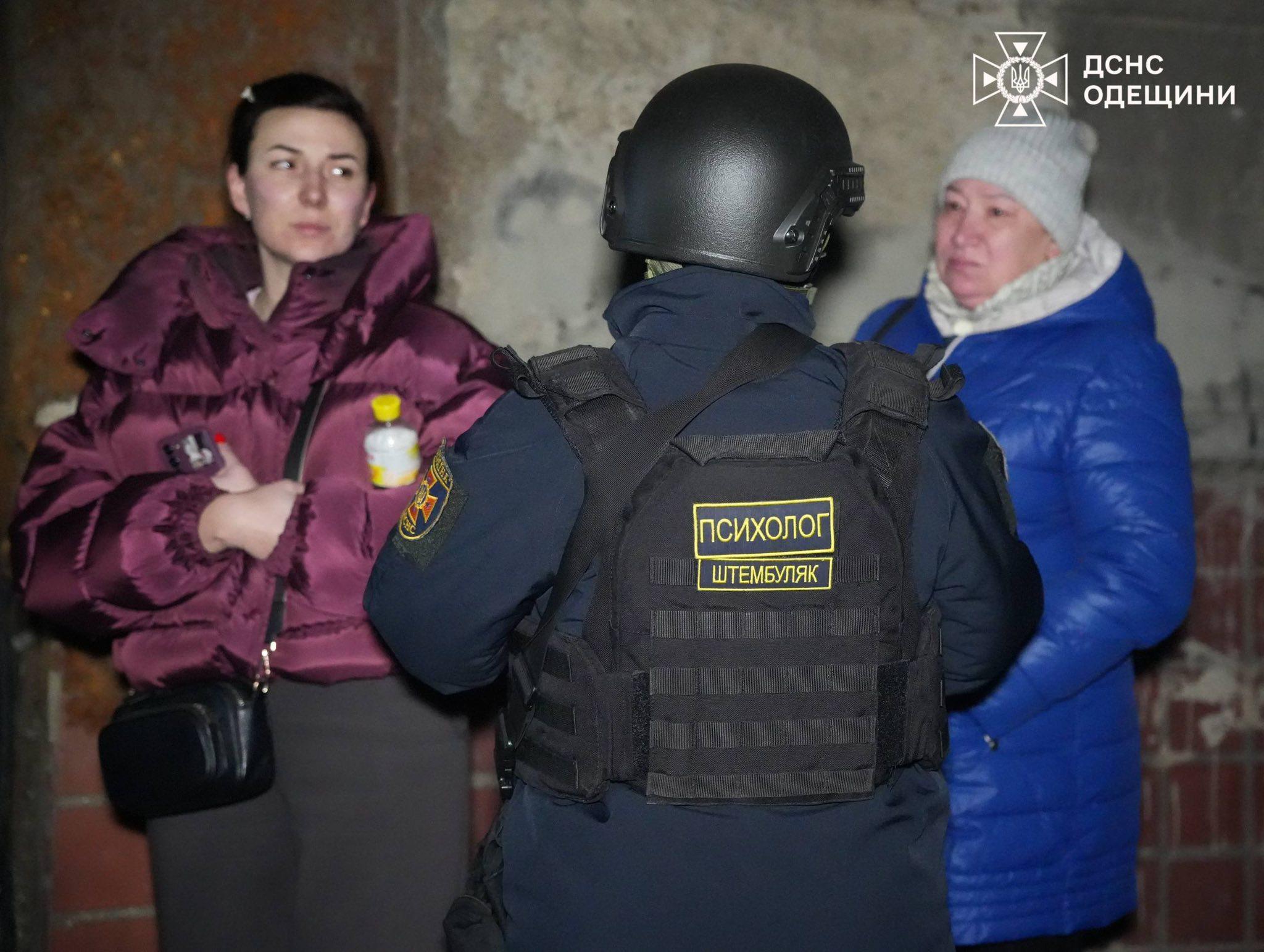 Нічна атака РФ: в Одесі пошкоджена інфраструктура та житлові будинки, серед постраждалих троє дітей (оновлено) Нічна атака РФ: в Одесі пошкоджена інфраструктура та житлові будинки, серед постраждалих троє дітей (оновлено)