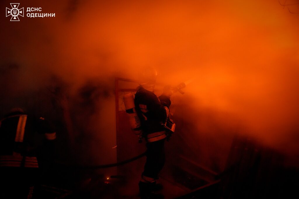 Масштабна пожежа у передмісті Одеси: рятувальники гасили триповерховий будинок