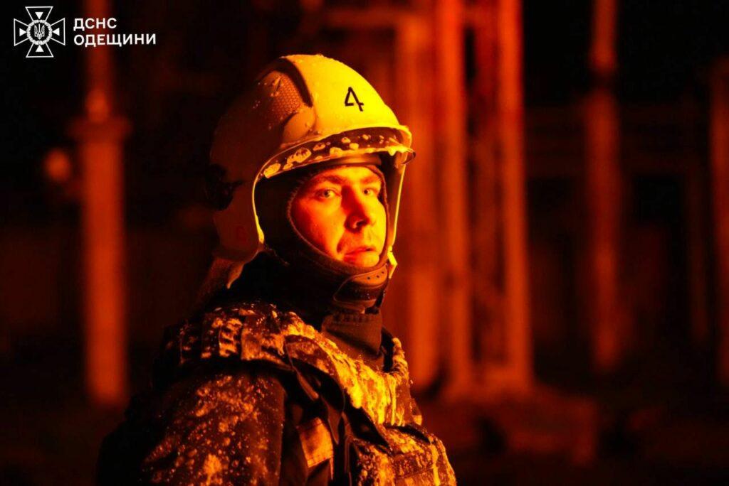 РФ двічі атакувала Одесу – рятувальники показали світлини ліквідації наслідків