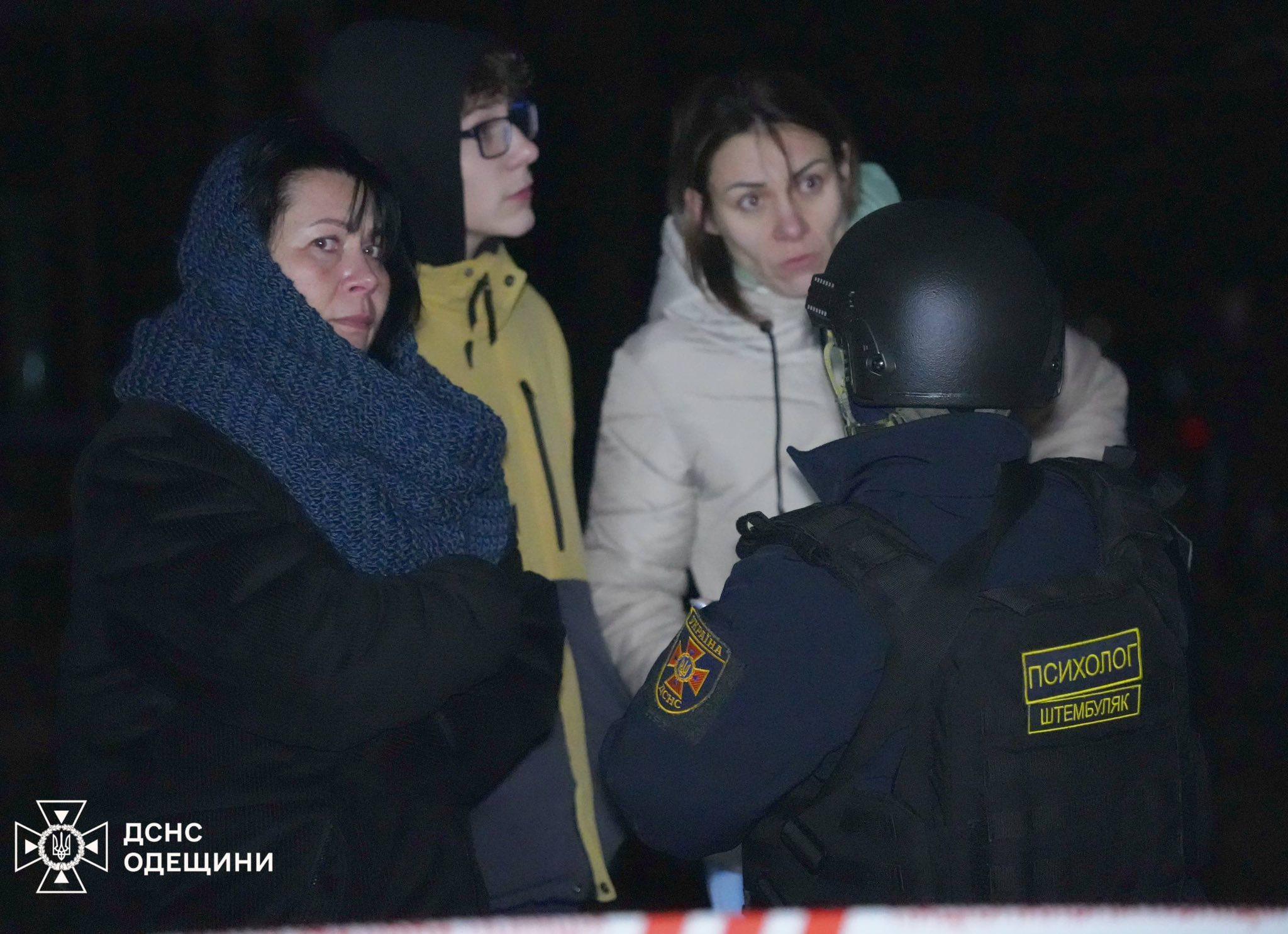 Нічна атака РФ: в Одесі пошкоджена інфраструктура та житлові будинки, серед постраждалих троє дітей (оновлено) Нічна атака РФ: в Одесі пошкоджена інфраструктура та житлові будинки, серед постраждалих троє дітей (оновлено)