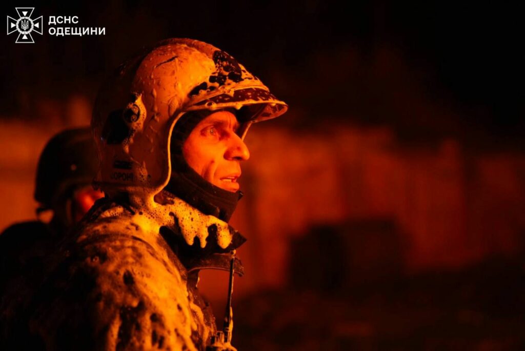 РФ двічі атакувала Одесу – рятувальники показали світлини ліквідації наслідків