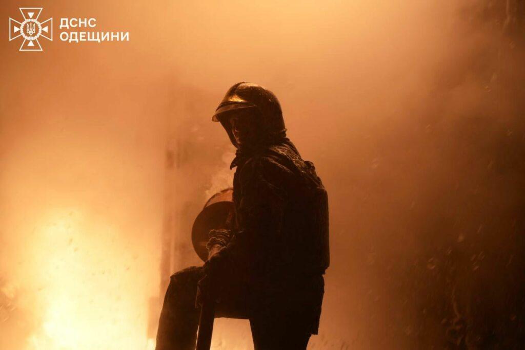 РФ двічі атакувала Одесу – рятувальники показали світлини ліквідації наслідків