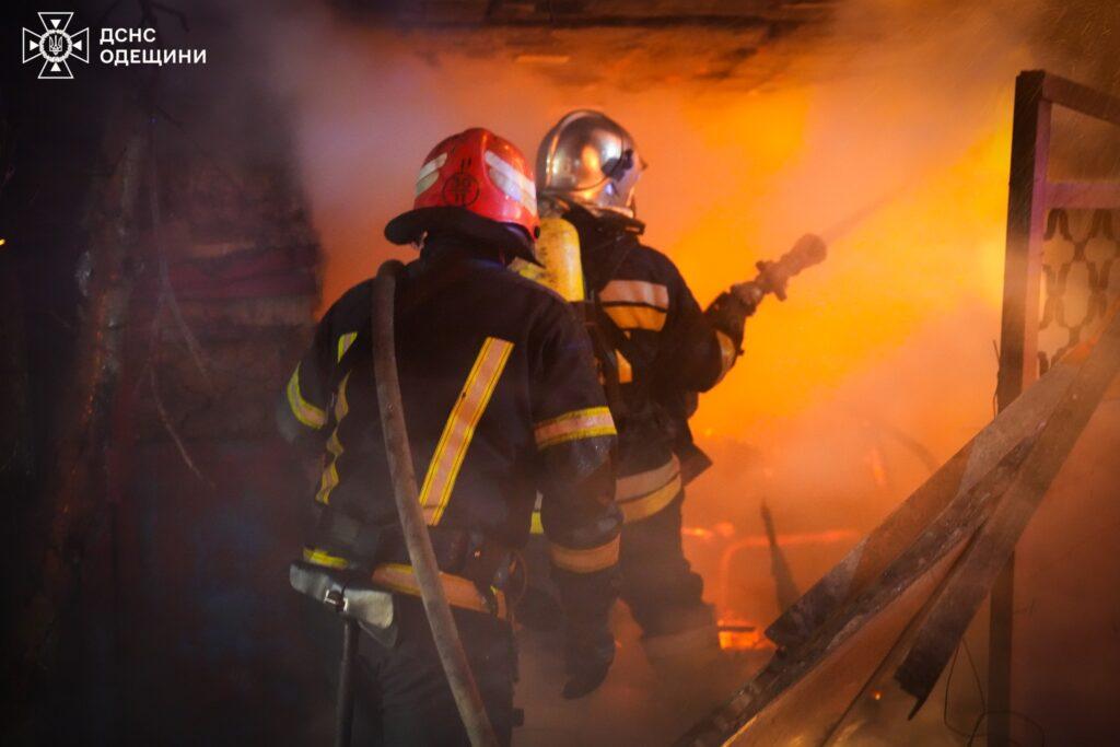 Масштабна пожежа у передмісті Одеси: рятувальники гасили триповерховий будинок