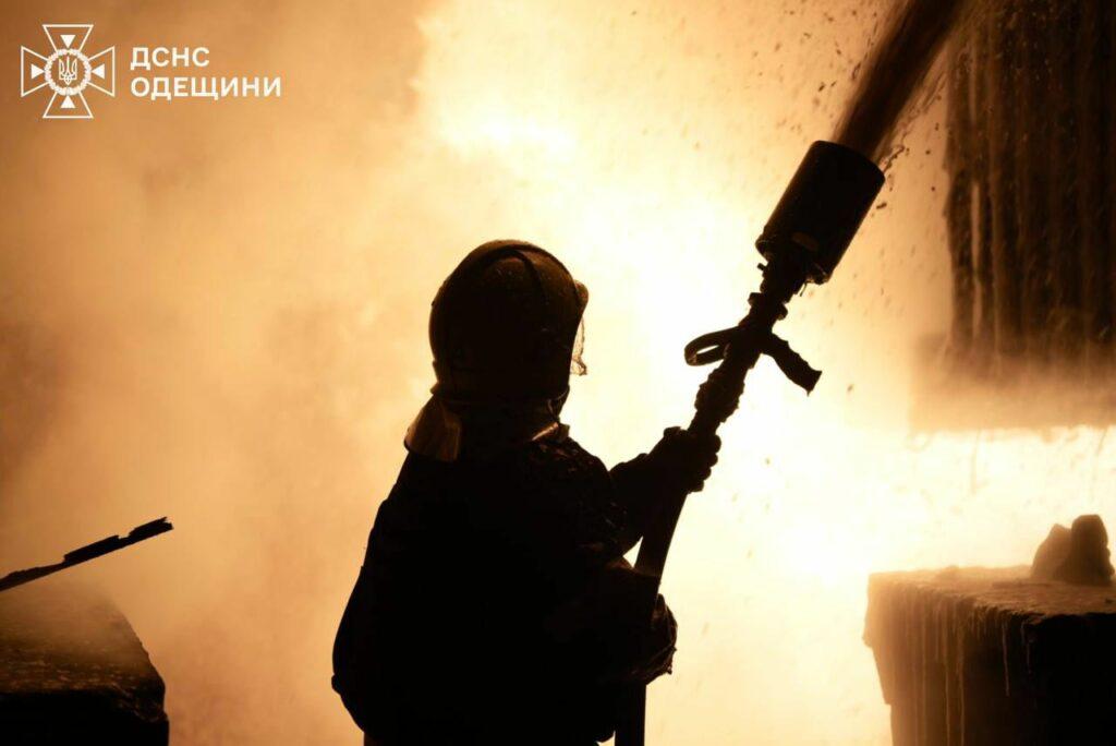 РФ двічі атакувала Одесу – рятувальники показали світлини ліквідації наслідків