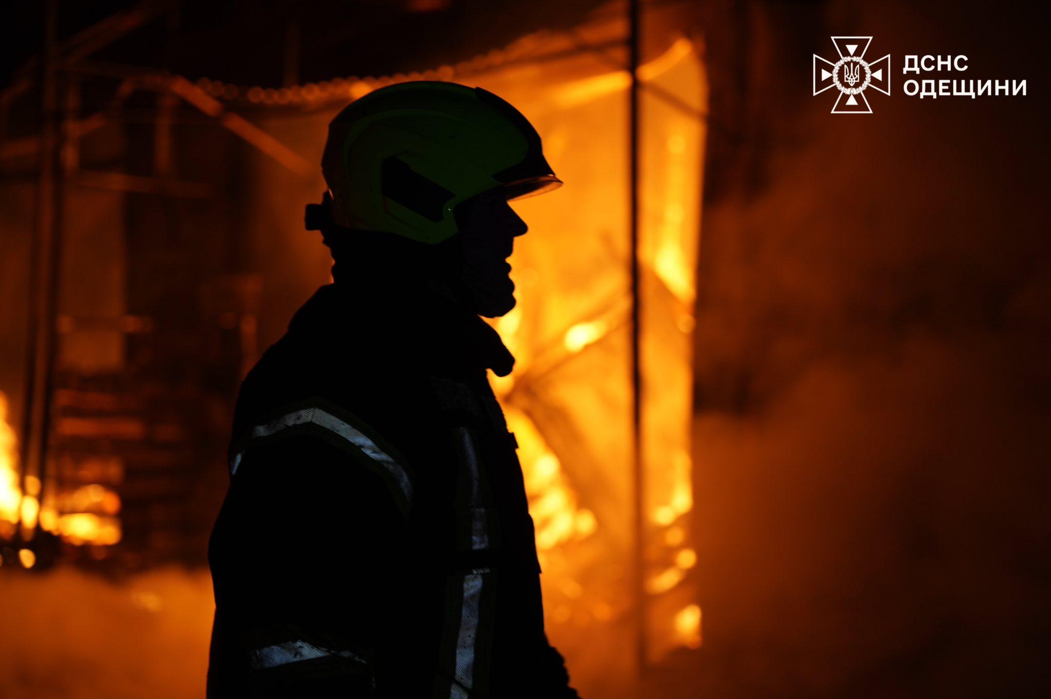 Вогонь швидко поширився: в Одеському районі на ринку палав торгівельний павільйон (фото, відео)