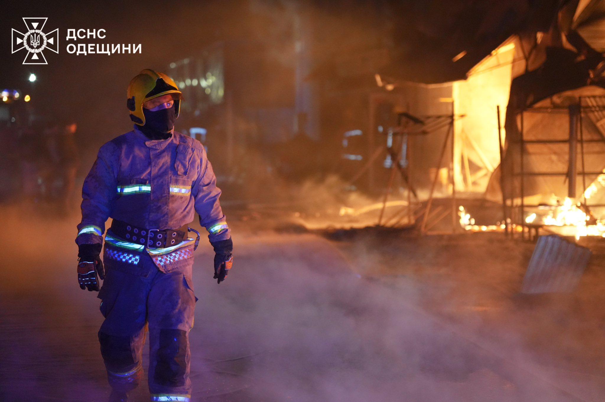 Вогонь швидко поширився: в Одеському районі на ринку палав торгівельний павільйон (фото, відео)