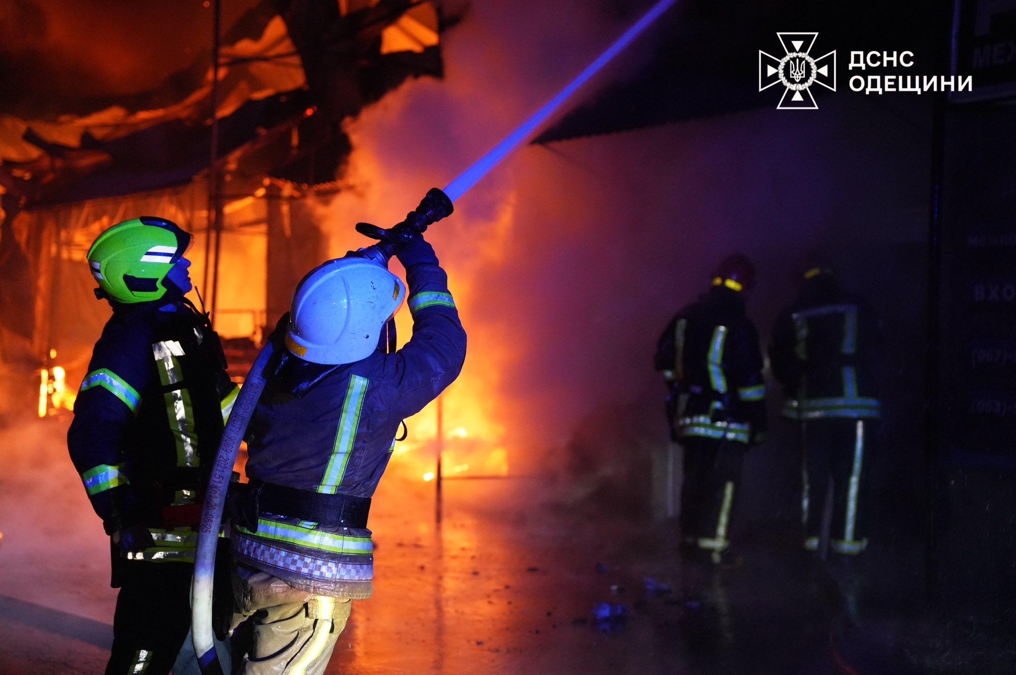 Вогонь швидко поширився: в Одеському районі на ринку палав торгівельний павільйон (фото, відео)