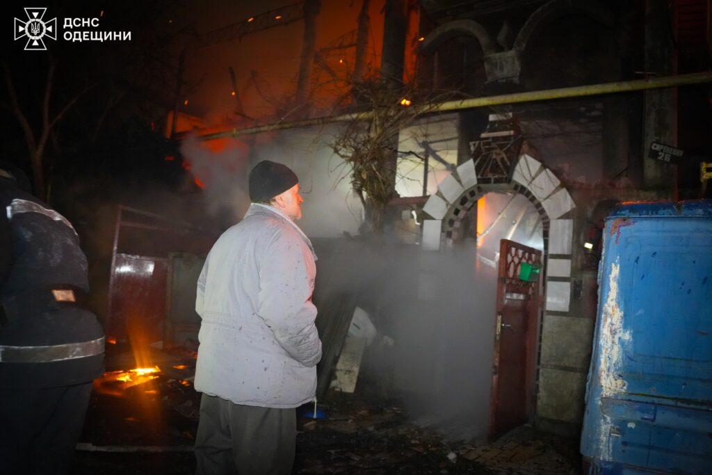 Масштабна пожежа у передмісті Одеси: рятувальники гасили триповерховий будинок
