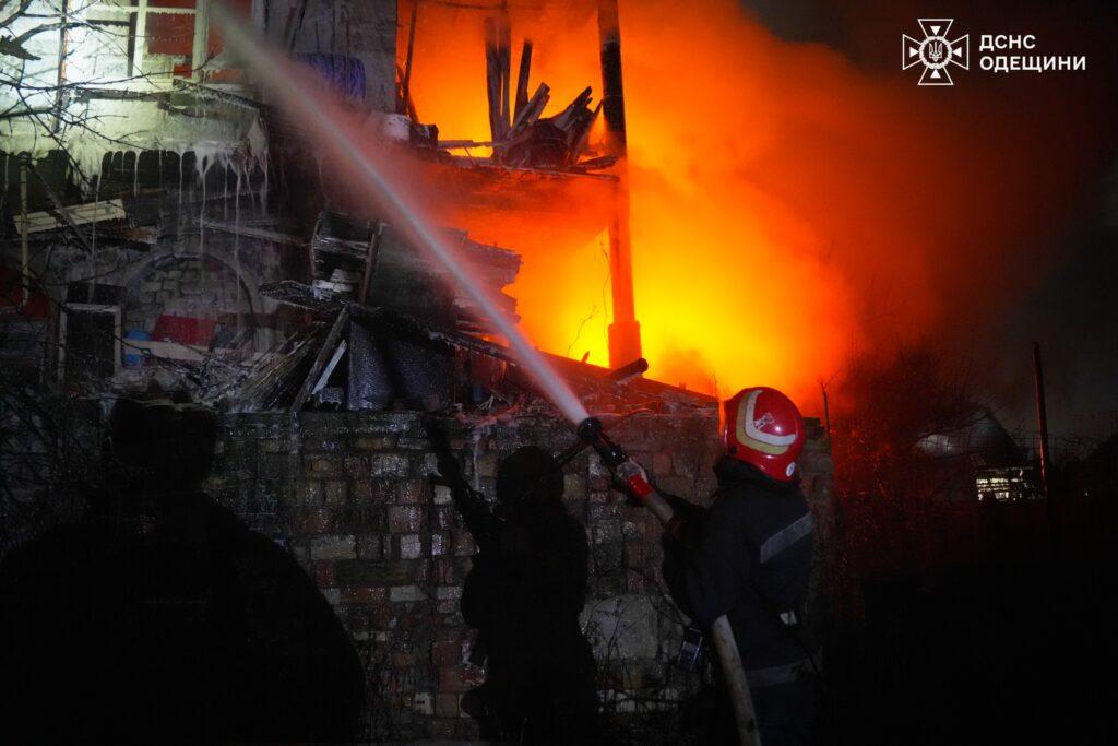 Масштабна пожежа у передмісті Одеси: рятувальники гасили триповерховий будинок