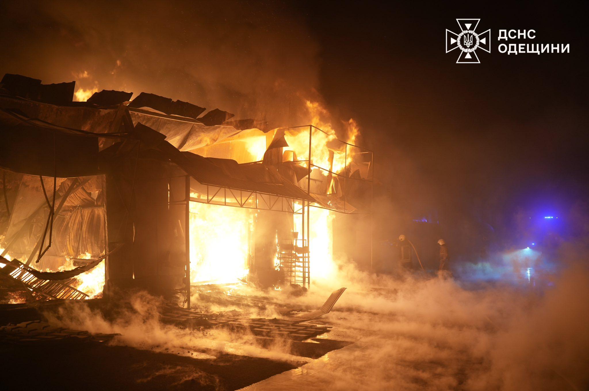 Вогонь швидко поширився: в Одеському районі на ринку палав торгівельний павільйон (фото, відео)