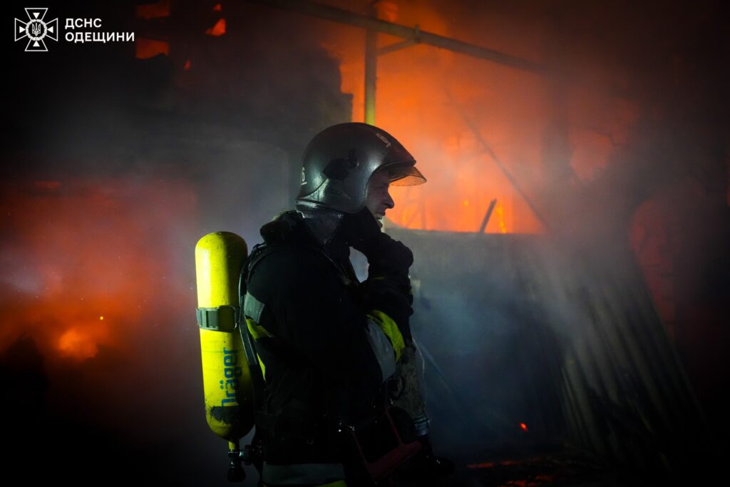 Масштабна пожежа у передмісті Одеси: рятувальники гасили триповерховий будинок