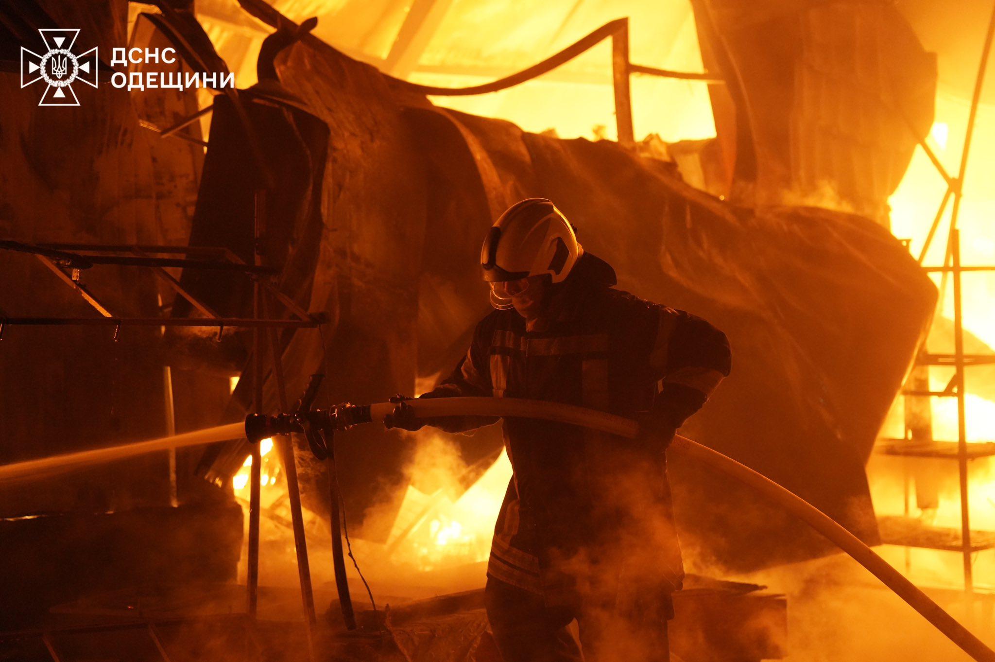 Вогонь швидко поширився: в Одеському районі на ринку палав торгівельний павільйон (фото, відео)