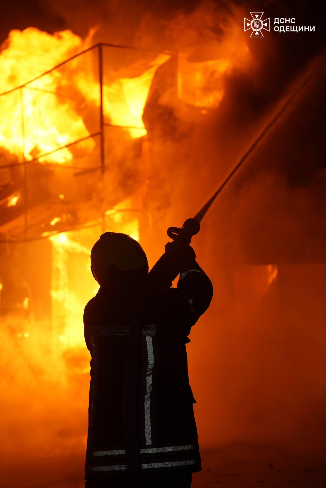 Вогонь швидко поширився: в Одеському районі на ринку палав торгівельний павільйон (фото, відео)