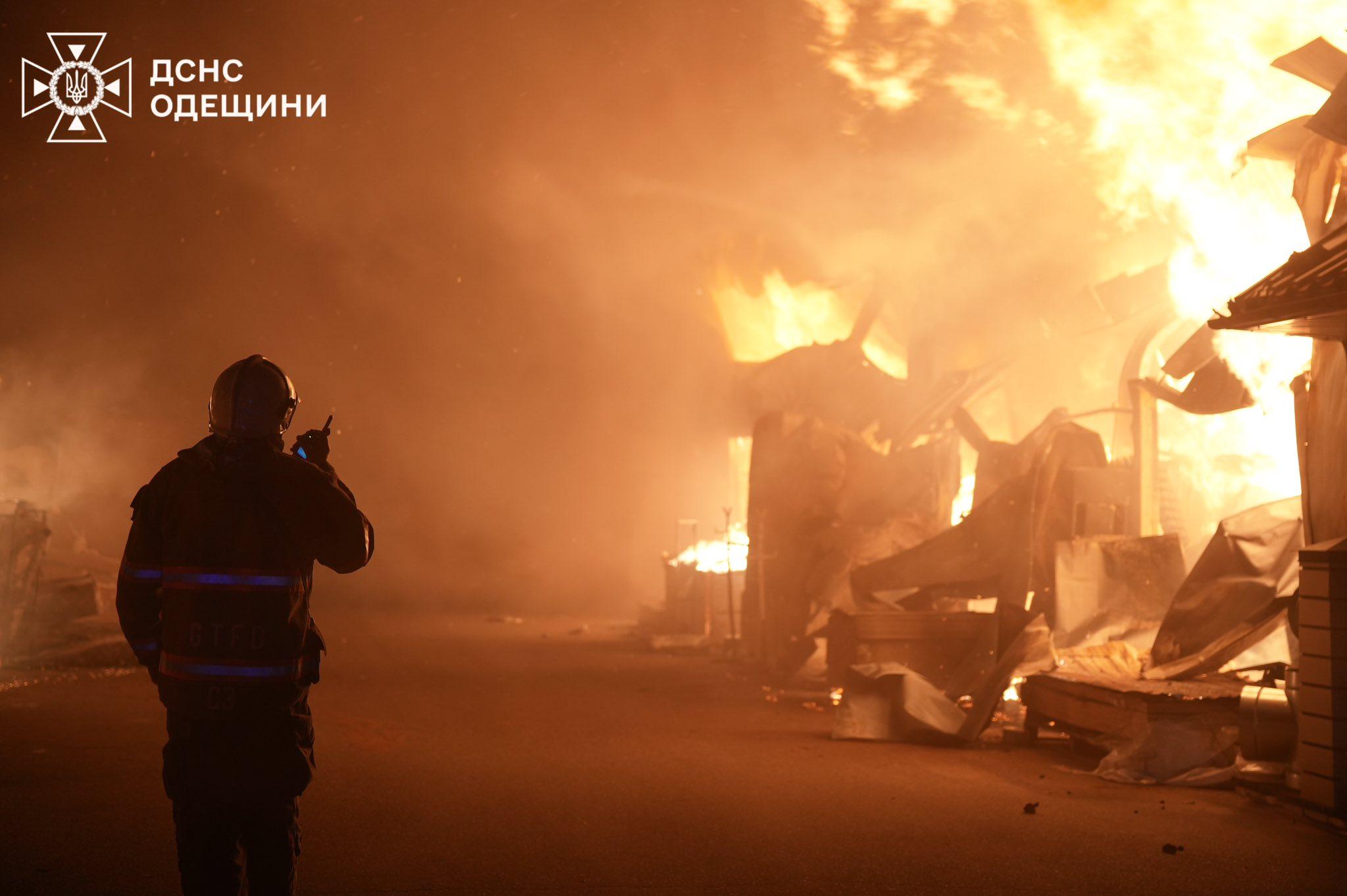 Вогонь швидко поширився: в Одеському районі на ринку палав торгівельний павільйон (фото, відео)