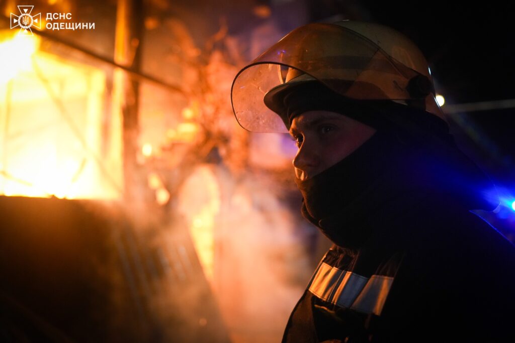 Масштабна пожежа у передмісті Одеси: рятувальники гасили триповерховий будинок