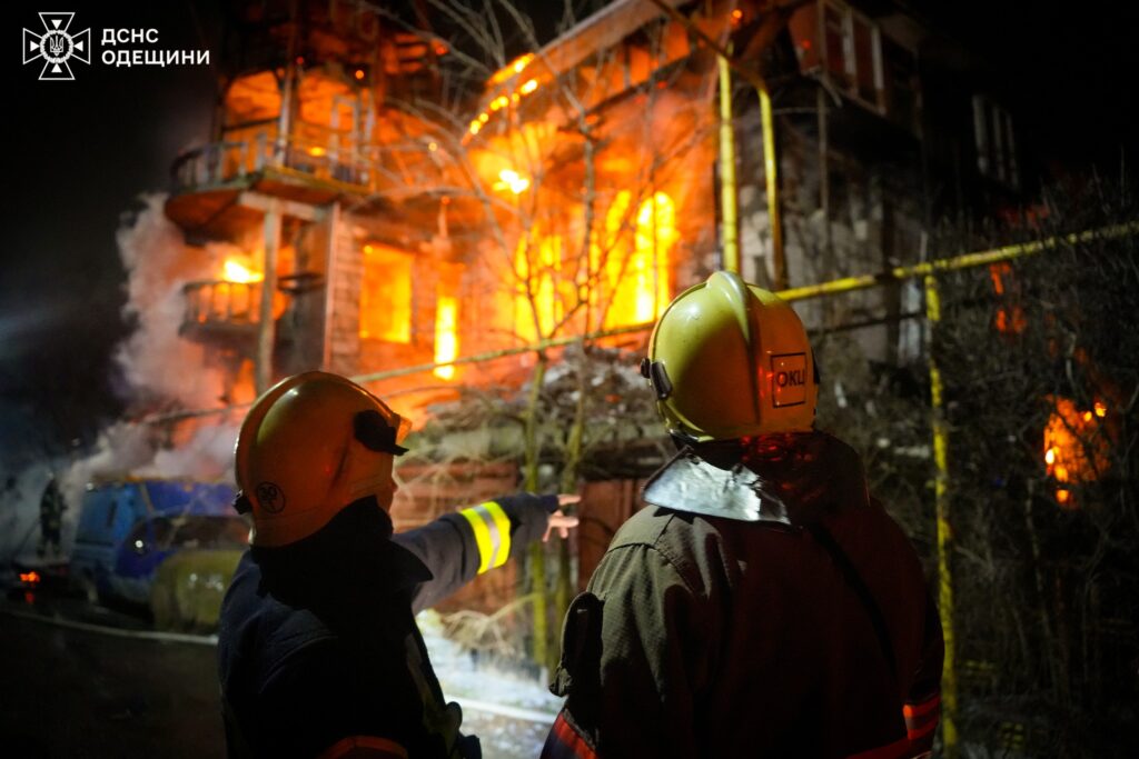 Масштабна пожежа у передмісті Одеси: рятувальники гасили триповерховий будинок