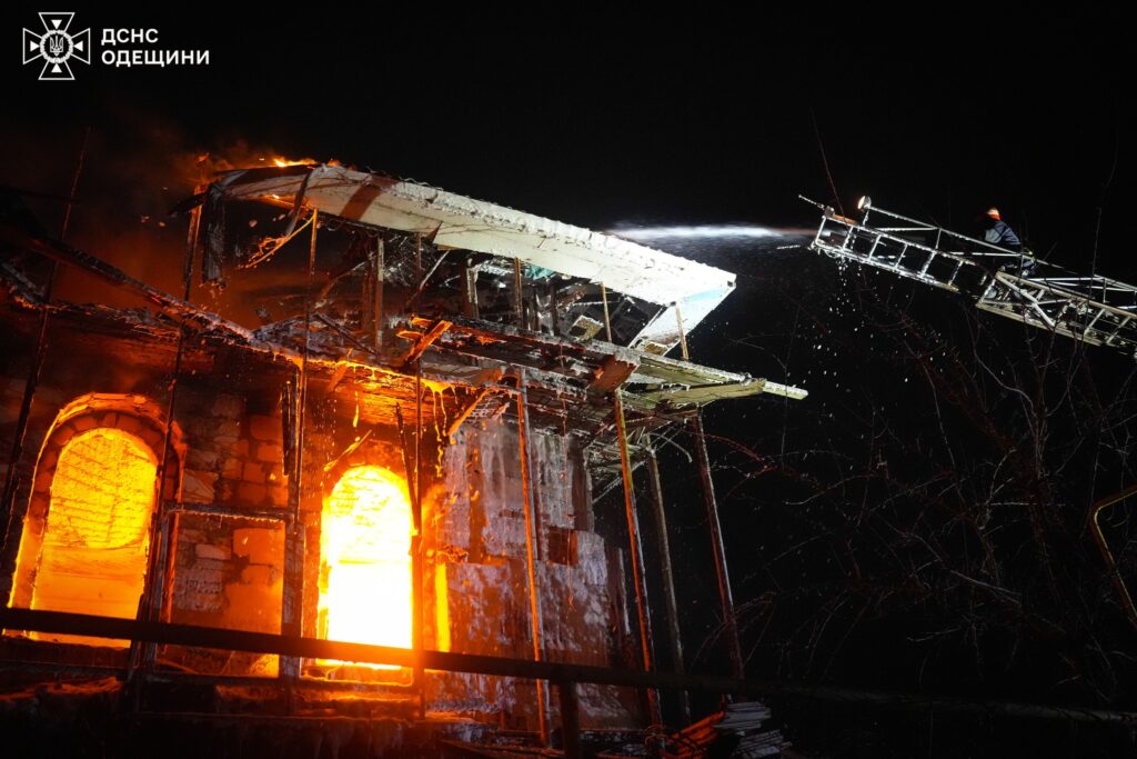 Масштабна пожежа у передмісті Одеси: рятувальники гасили триповерховий будинок