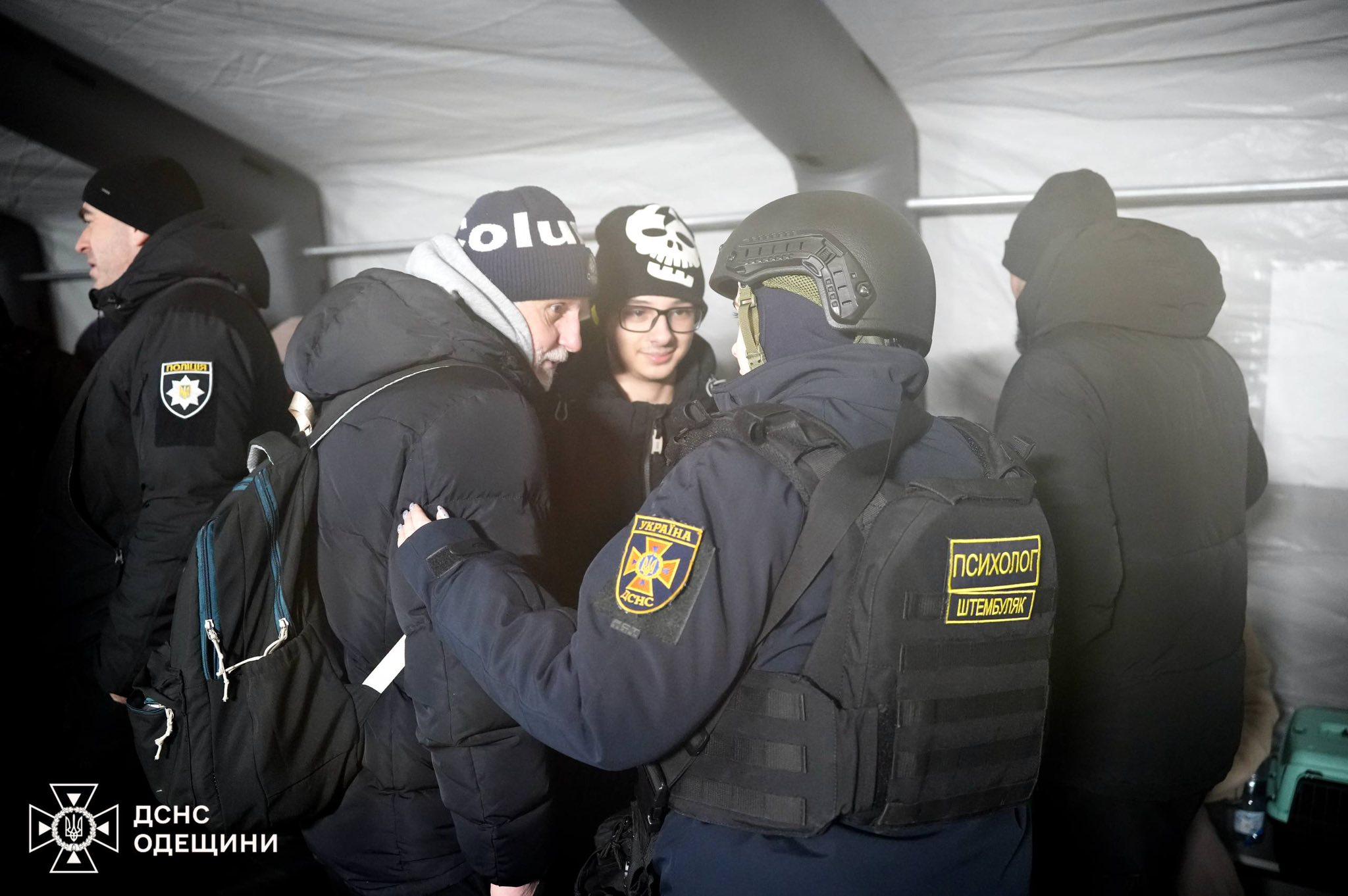 Нічна атака РФ: в Одесі пошкоджена інфраструктура та житлові будинки, серед постраждалих троє дітей (оновлено) Нічна атака РФ: в Одесі пошкоджена інфраструктура та житлові будинки, серед постраждалих троє дітей (оновлено)