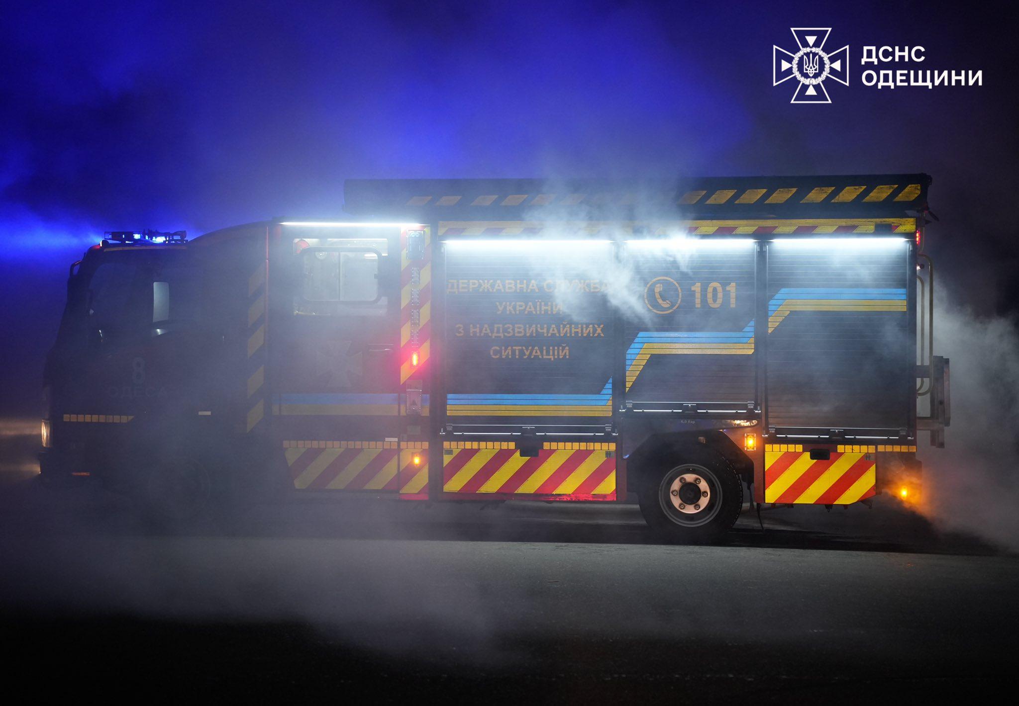 Вогонь швидко поширився: в Одеському районі на ринку палав торгівельний павільйон (фото, відео)