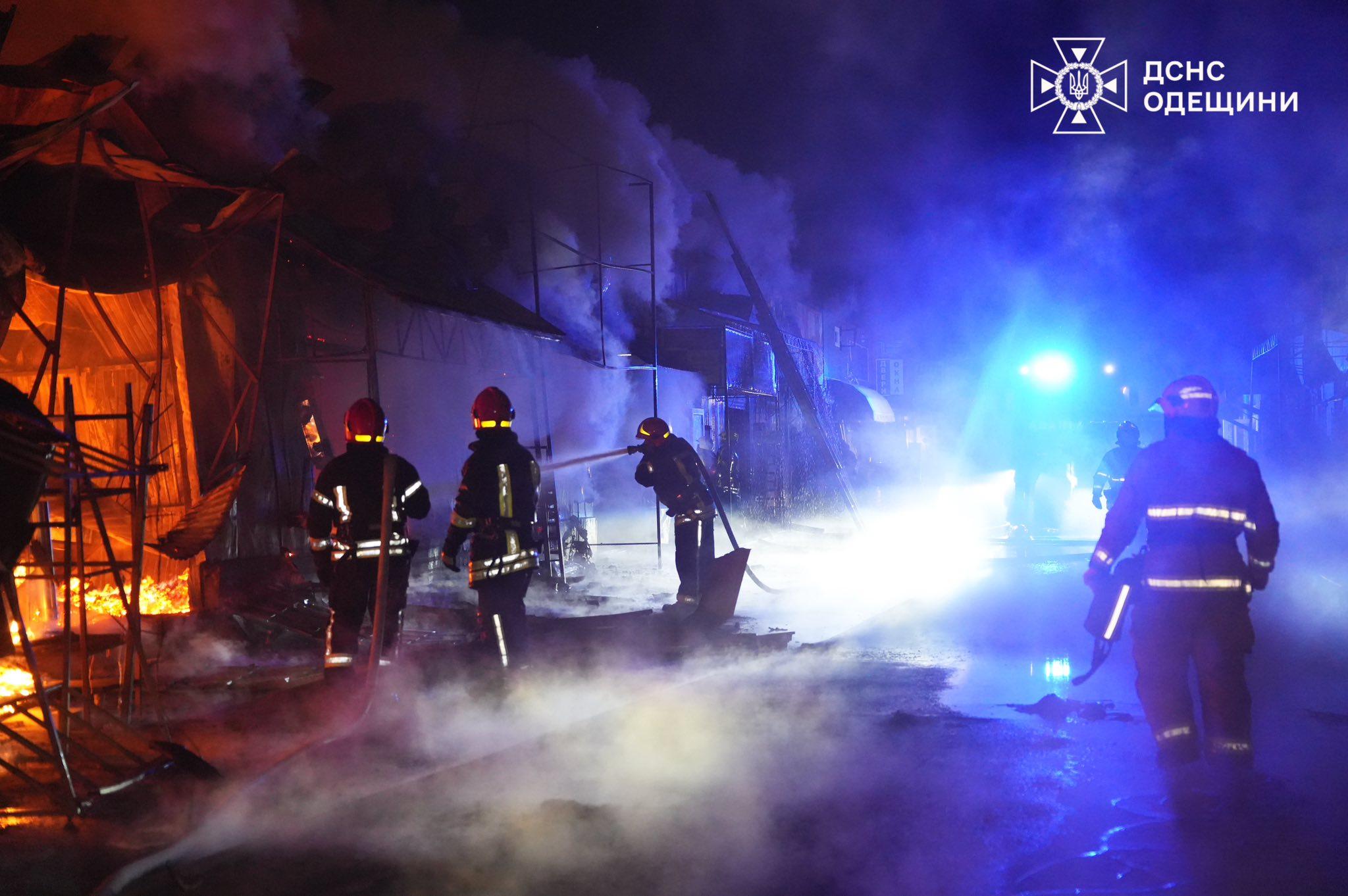 Вогонь швидко поширився: в Одеському районі на ринку палав торгівельний павільйон (фото, відео)