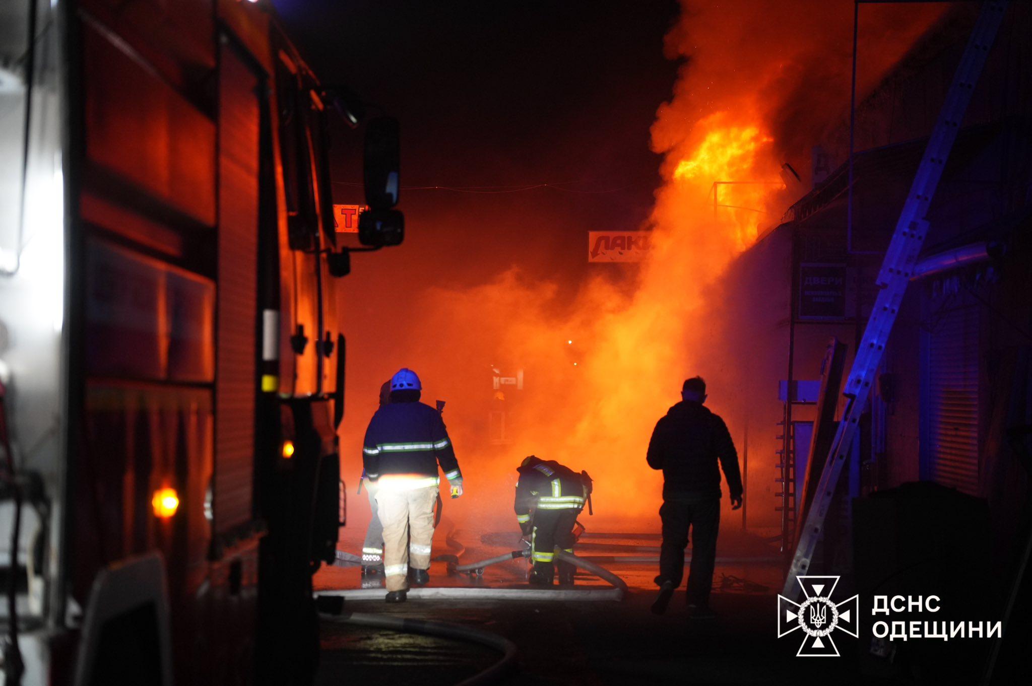 Вогонь швидко поширився: в Одеському районі на ринку палав торгівельний павільйон (фото, відео)