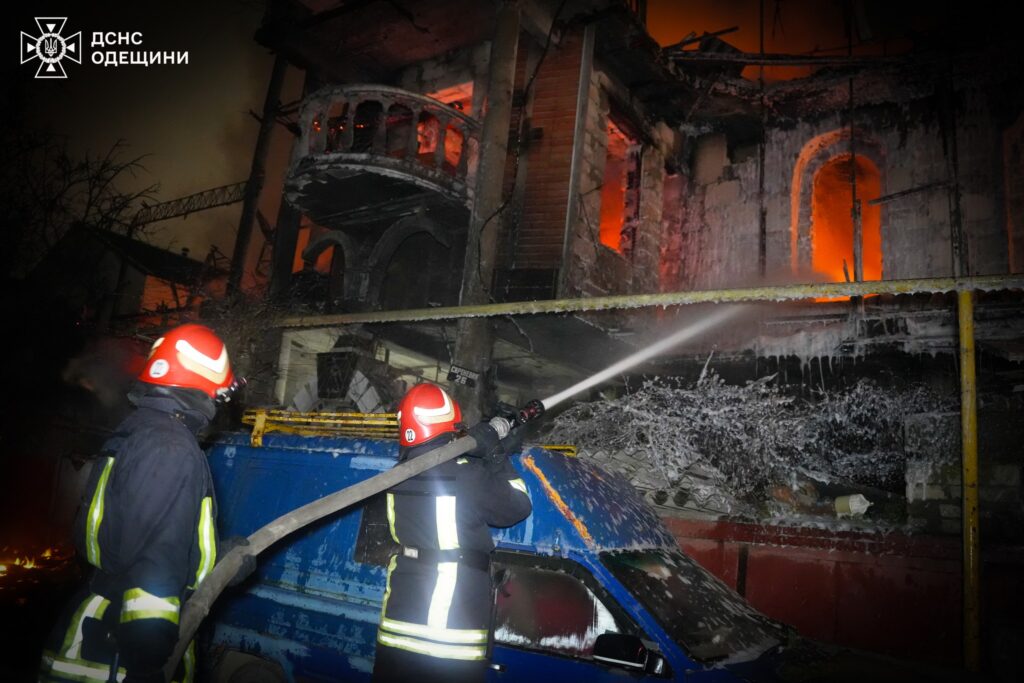 Масштабна пожежа у передмісті Одеси: рятувальники гасили триповерховий будинок