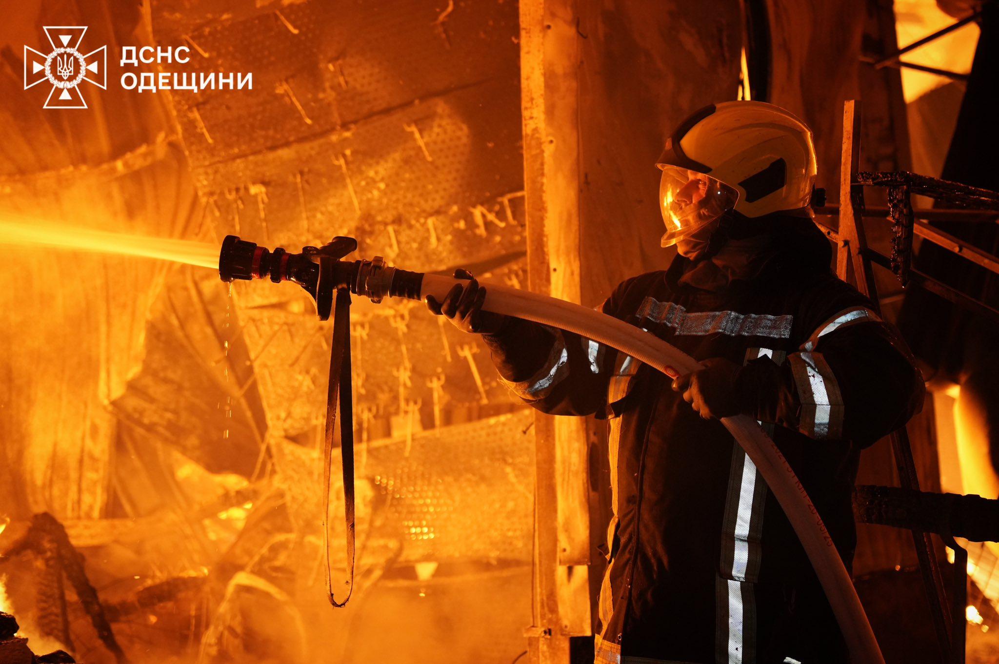 Вогонь швидко поширився: в Одеському районі на ринку палав торгівельний павільйон (фото, відео)