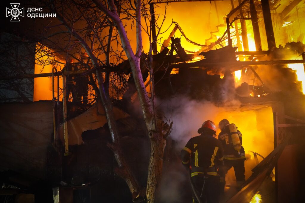 Масштабна пожежа у передмісті Одеси: рятувальники гасили триповерховий будинок
