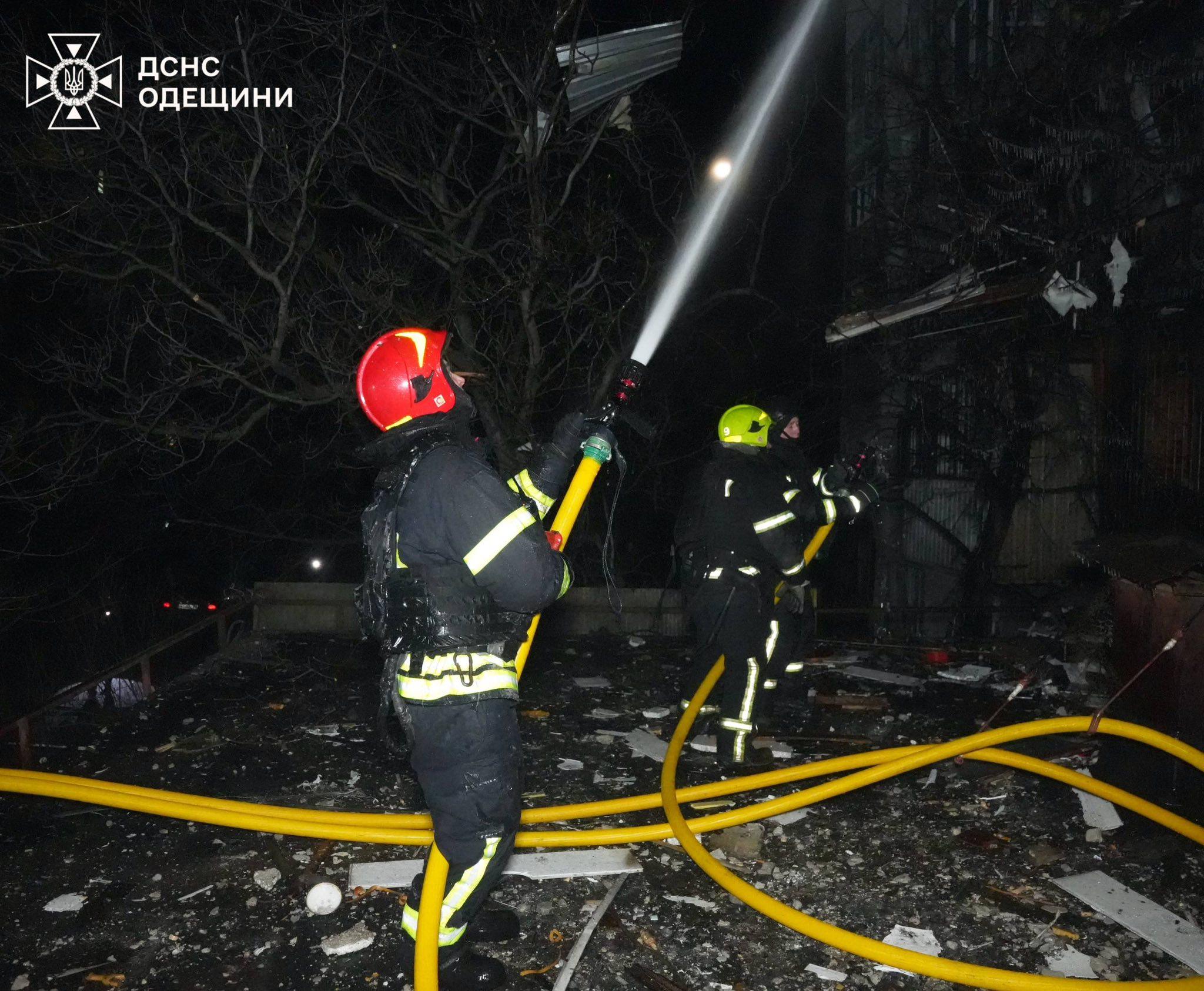 Нічна атака РФ: в Одесі пошкоджена інфраструктура та житлові будинки, серед постраждалих троє дітей (оновлено) Нічна атака РФ: в Одесі пошкоджена інфраструктура та житлові будинки, серед постраждалих троє дітей (оновлено)