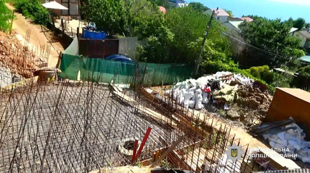 Зайняв землю біля моря в Одесі та збудував там будинок: чоловіку повідомили про підозру