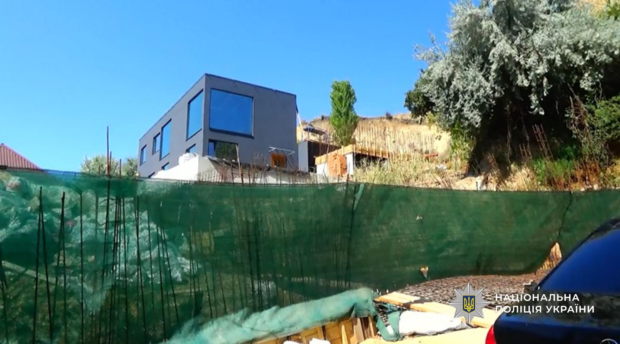 Зайняв землю біля моря в Одесі та збудував там будинок: чоловіку повідомили про підозру