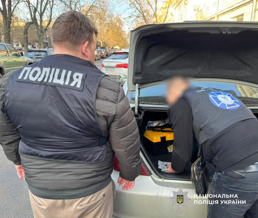«Закрыть глаза» за 1500 долларов: в Одессе иностранец пытался подкупить сотрудника СБУ