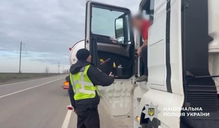 Рух по трасі Одеса-Рені знову повністю перекрили (оновлено)