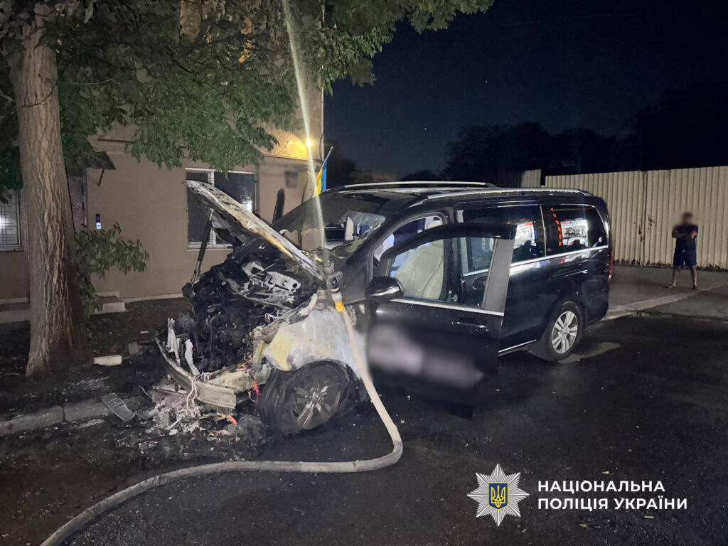 Спалили авто на 2,5 мільйони гривень: двоє молодиків постануть перед судом на Одещині Сожгли авто на 2,5 миллиона гривен: двое парней предстанут перед судом в Одесской области