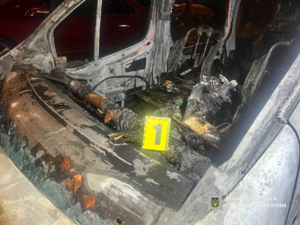 Спалили авто на 2,5 мільйони гривень: двоє молодиків постануть перед судом на Одещині Сожгли авто на 2,5 миллиона гривен: двое парней предстанут перед судом в Одесской области