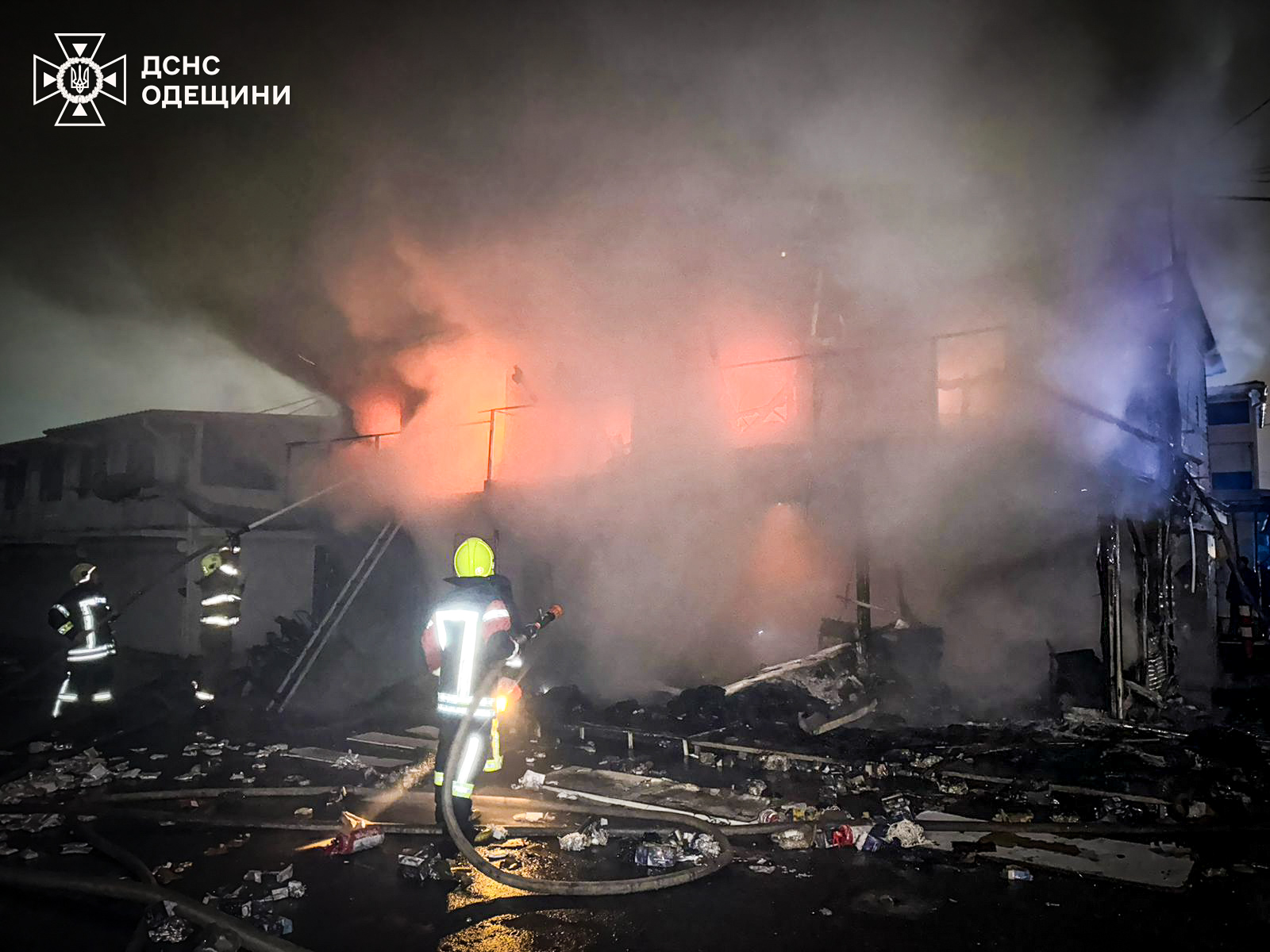 Горів різдвяний декор: під Одесою гасили пожежу в торговельних павільйонах