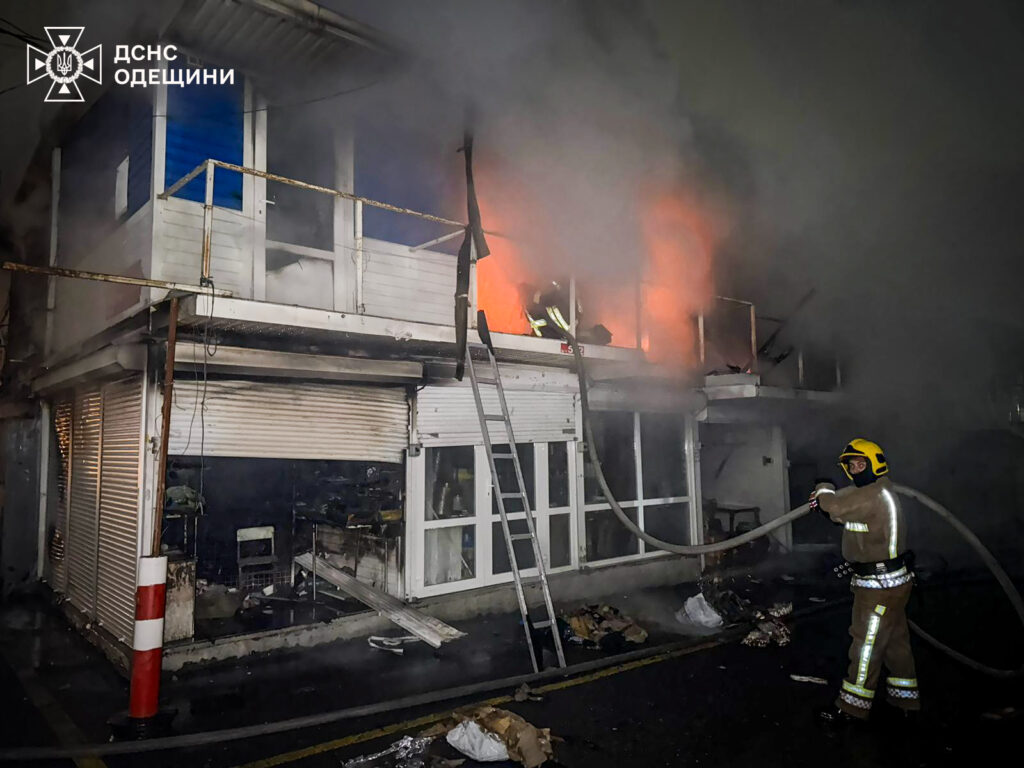 Горів різдвяний декор: під Одесою гасили пожежу в торговельних павільйонах