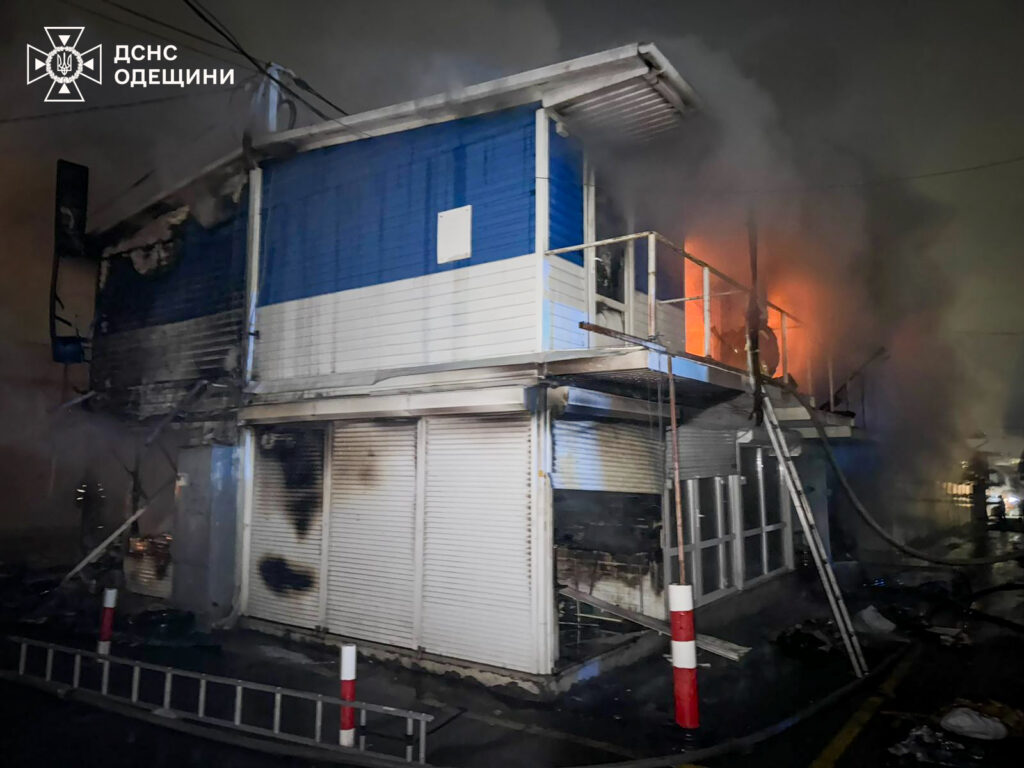 Горів різдвяний декор: під Одесою гасили пожежу в торговельних павільйонах