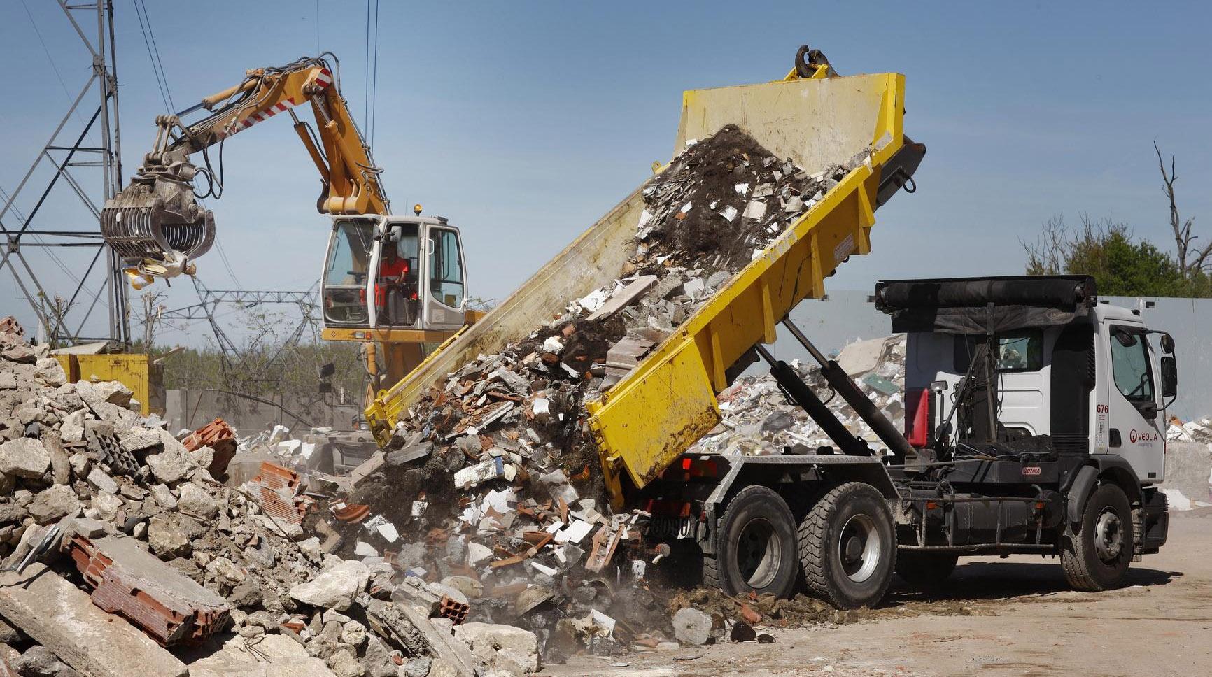 В Одессе ликвидировали стихийную свалку в военном городке В Одессе ликвидировали стихийную свалку в военном городке