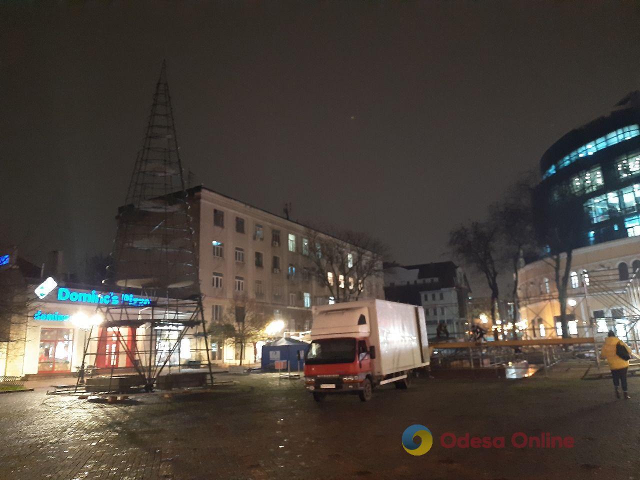 Не на Дерибасівській: в Одесі почали встановлювати головну ялинку міста (фотофакт)