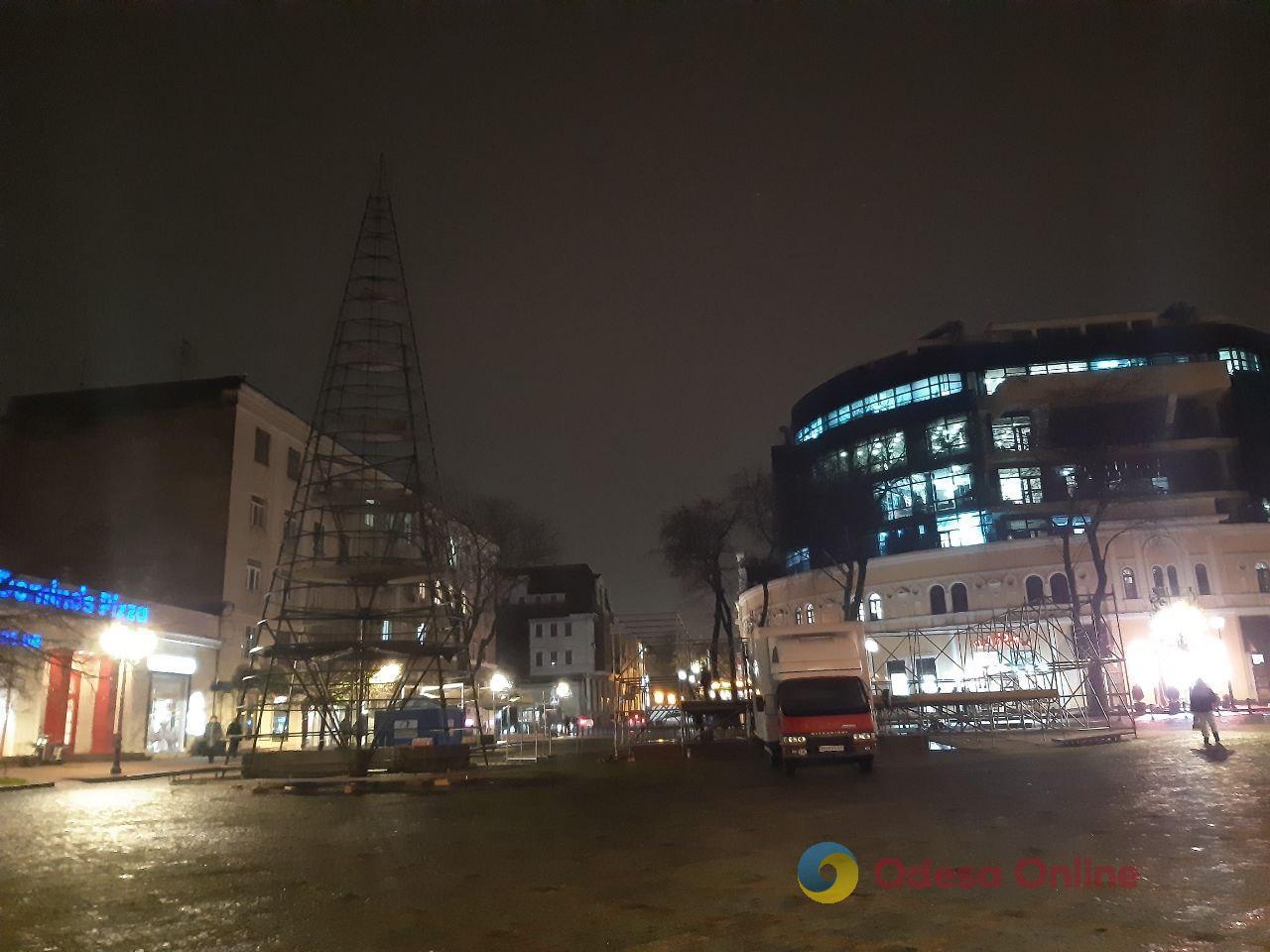 Не на Дерибасівській: в Одесі почали встановлювати головну ялинку міста (фотофакт)