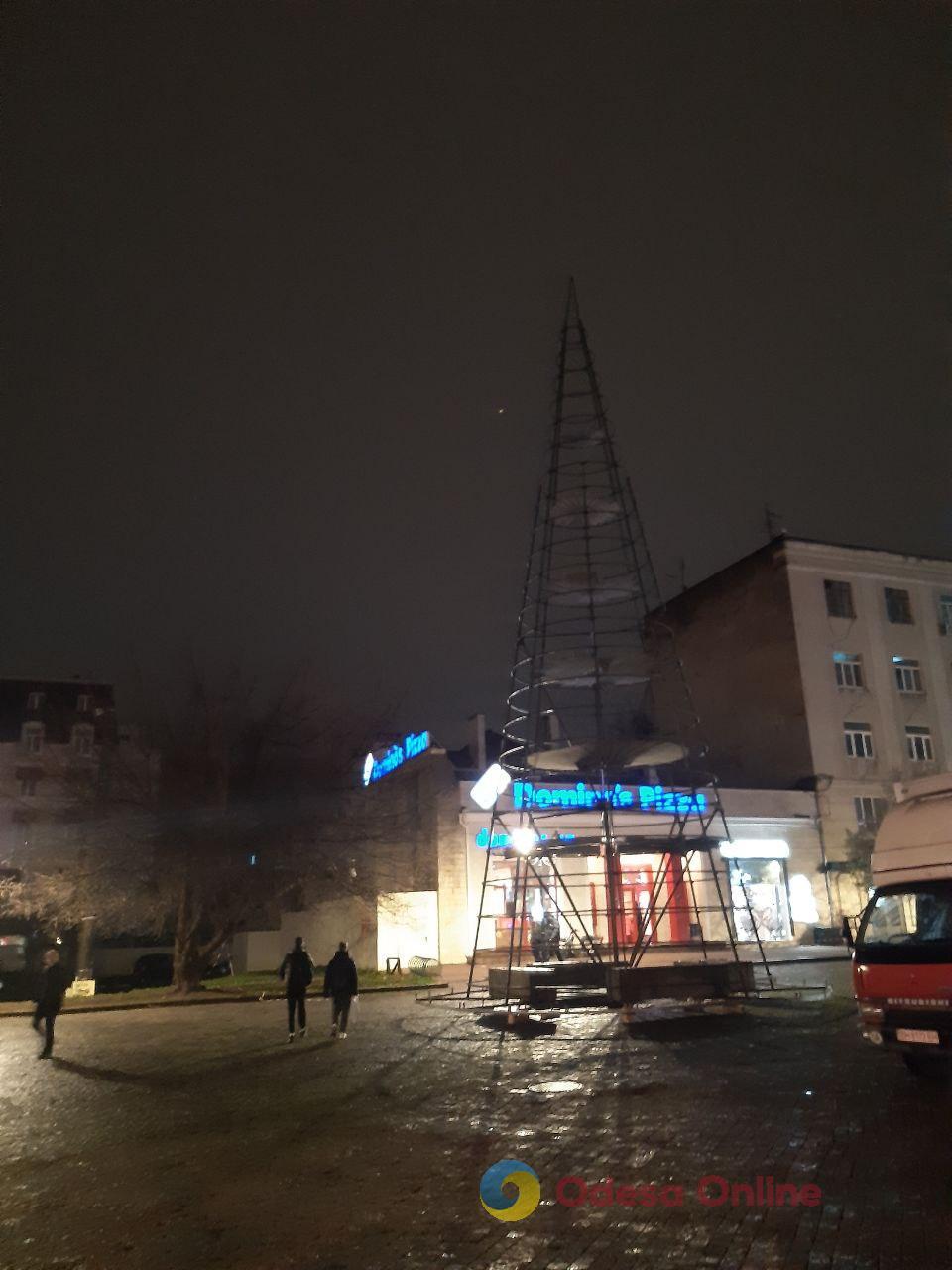 Не на Дерибасівській: в Одесі почали встановлювати головну ялинку міста (фотофакт)