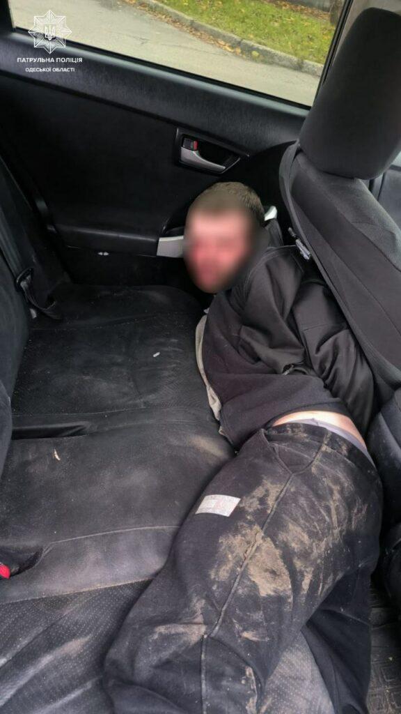 Угрожал прохожим ножом: в Одессе патрульные задержали хулигана