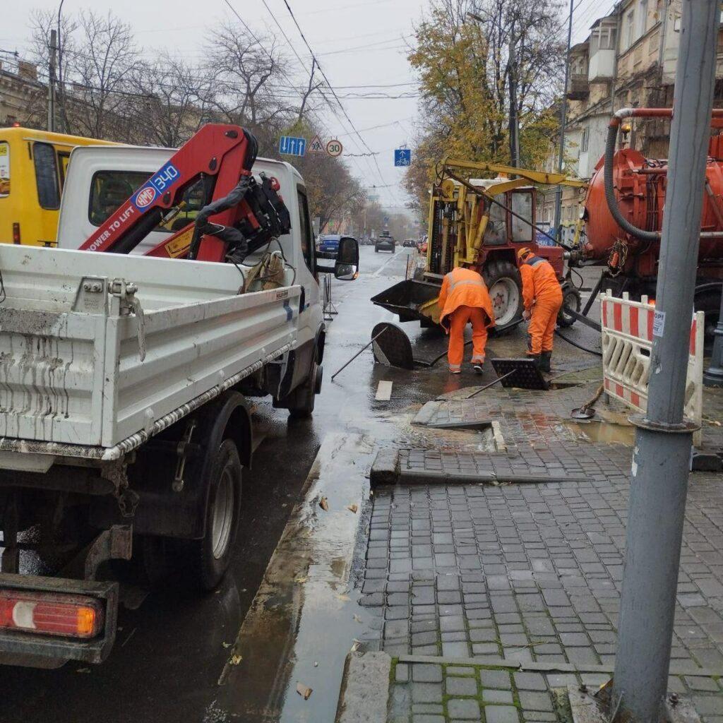 Негода в Одесі: водіїв закликають не залишати авто на решітках дощоприймачів 