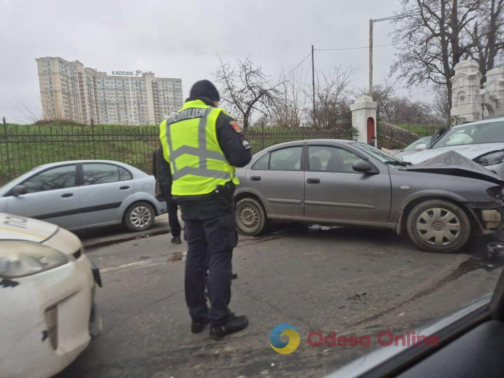 В Одесі на Водопровідній ДТП зупинила трамваї та спричинила великий затор
