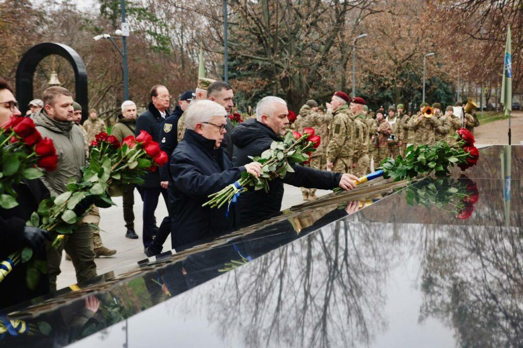 День Збройних Сил України: в Одесі вшанували пам’ять полеглих Героїв День Збройних Сил України: в Одесі вшанували пам’ять полеглих Героїв