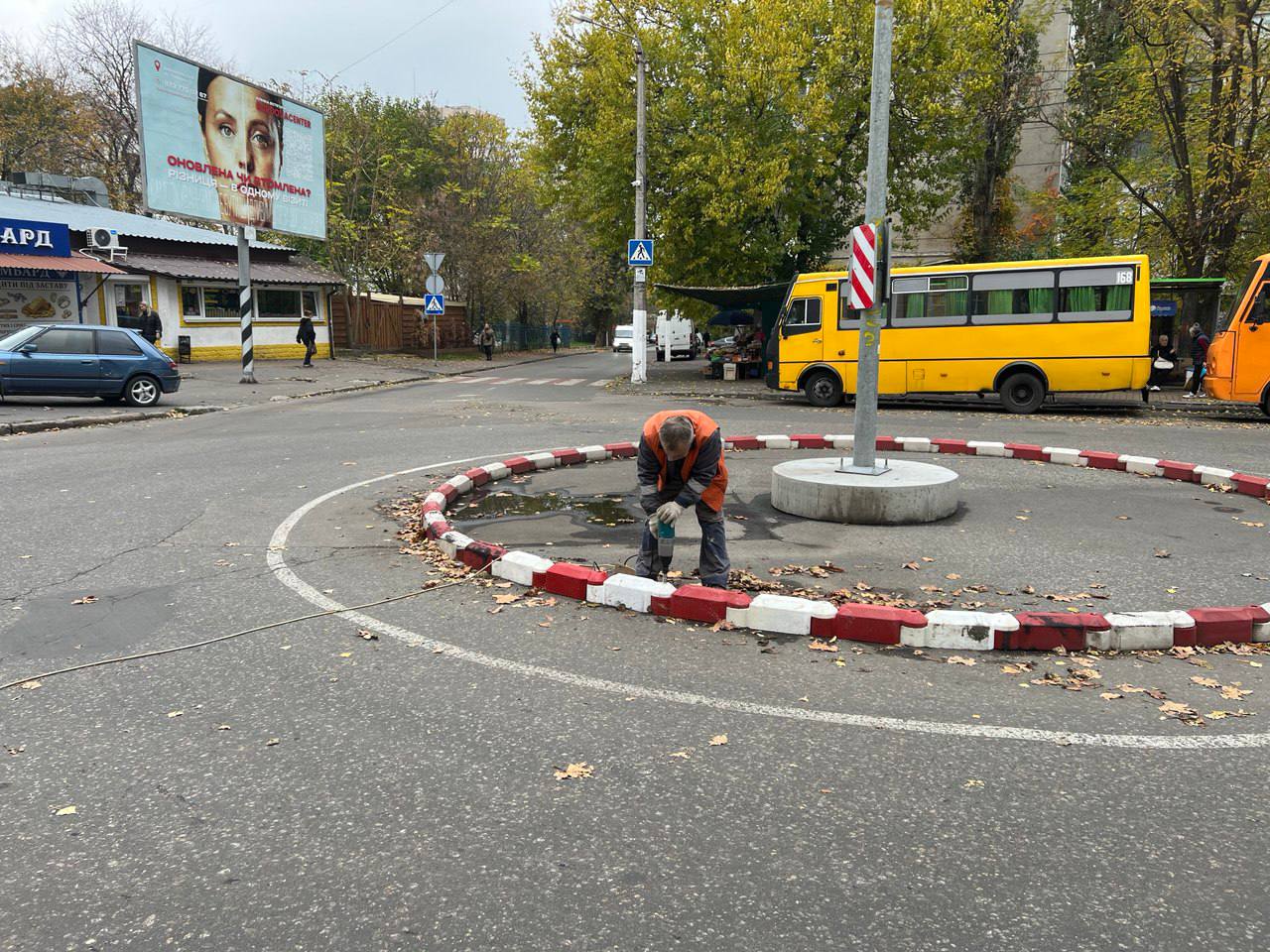 В Одесі відремонтували пошкоджені внаслідок ДТП огородження та колесовідбійник В Одесі відремонтували пошкоджені внаслідок ДТП огородження та колесовідбійник