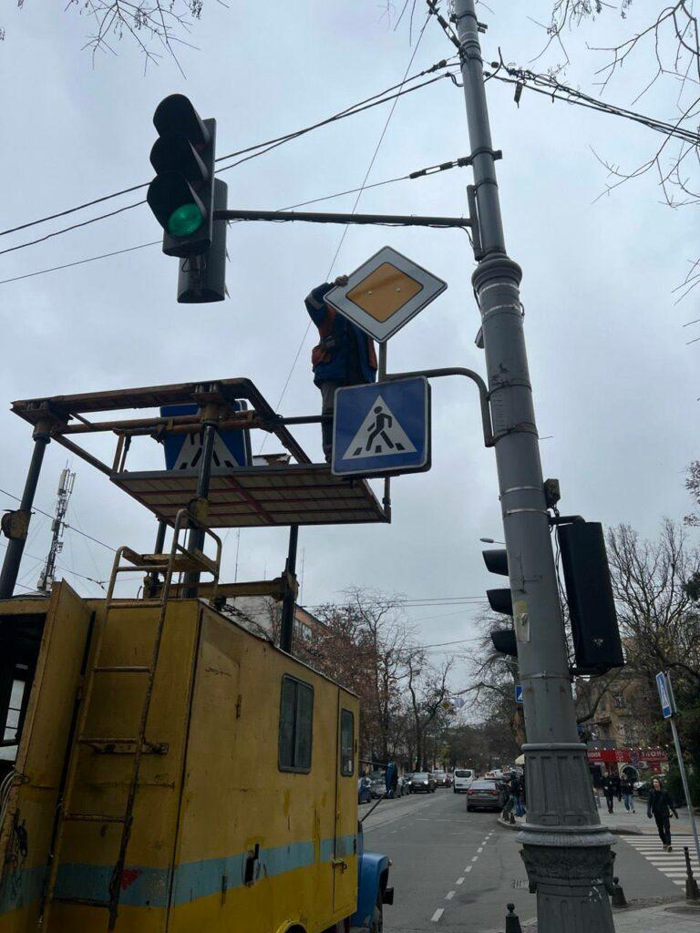 В Одесі відремонтували пошкоджені внаслідок ДТП огородження та колесовідбійник В Одессе отремонтировали поврежденные в результате ДТП ограждения и колесоотбойник