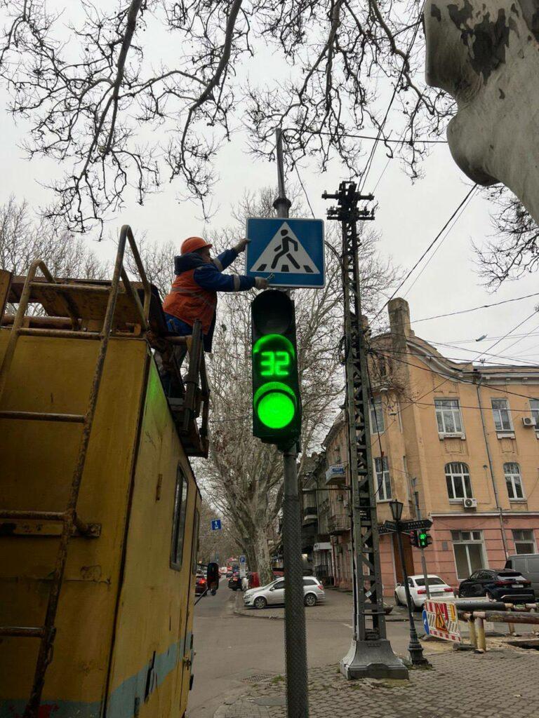 В Одесі відремонтували пошкоджені внаслідок ДТП огородження та колесовідбійник В Одессе отремонтировали поврежденные в результате ДТП ограждения и колесоотбойник