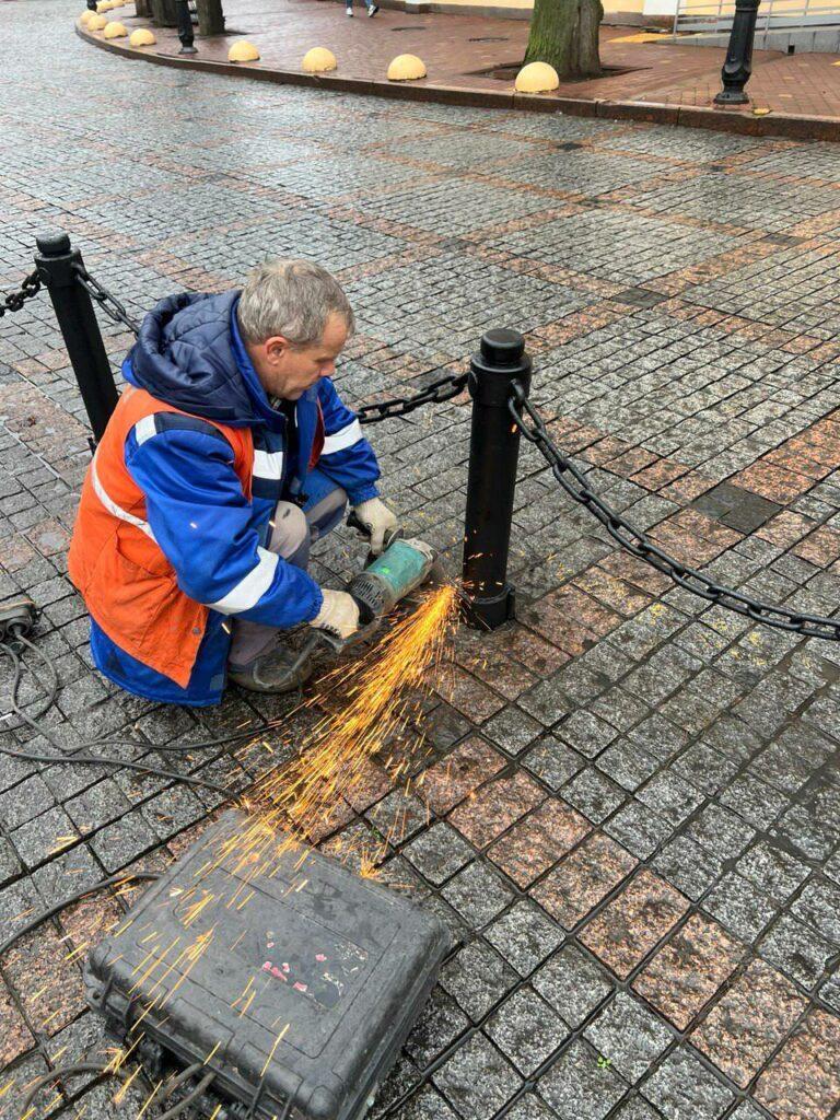 В Одесі відремонтували пошкоджені внаслідок ДТП огородження та колесовідбійник В Одессе отремонтировали поврежденные в результате ДТП ограждения и колесоотбойник